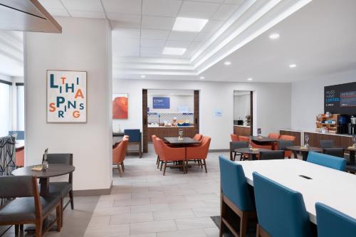 Holiday Inn Express Atlanta West - Theme Park Area an IHG Hotel - image 3