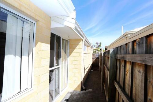 شرفة/ تراس, Nice and Neat House for your Journey - Renovated in كانينج فالى