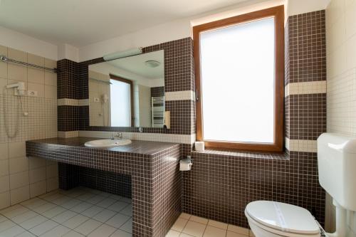 Business King Room image 10