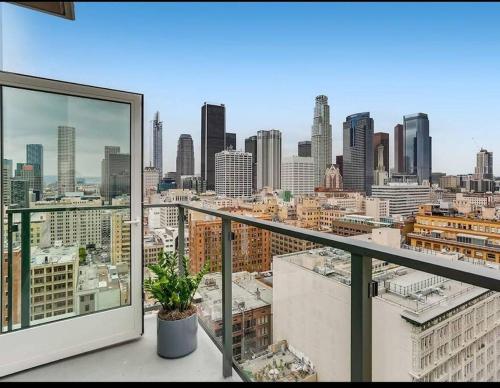 Sleeps 9 Three Bedroom Heart of Downtown Los Angeles