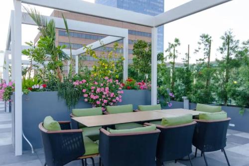 Stylish 3Bed HighRise with Pool, Spa, Rooftop Deck in Los Angeles, USA