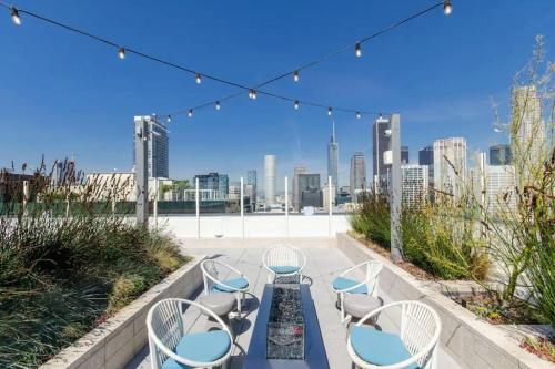 Stylish 3Bed HighRise with Pool, Spa, Rooftop Deck in Los Angeles, USA