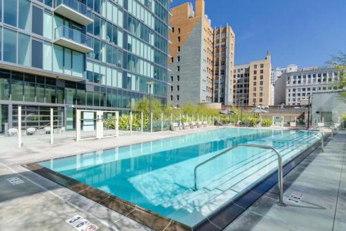 Stylish 3Bed HighRise with Pool, Spa, Rooftop Deck in Los Angeles, USA
