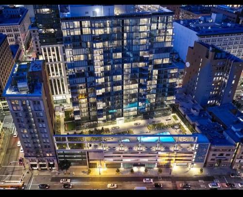 Stylish 3Bed HighRise with Pool, Spa, Rooftop Deck in Los Angeles, USA