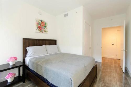 Stylish 3Bed HighRise with Pool, Spa, Rooftop Deck in Los Angeles, USA