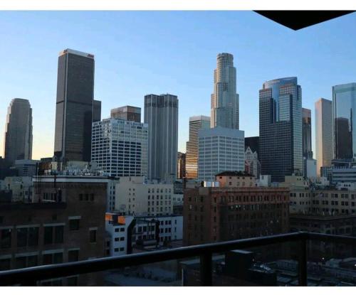 Stylish 3Bed HighRise with Pool, Spa, Rooftop Deck in Los Angeles, USA