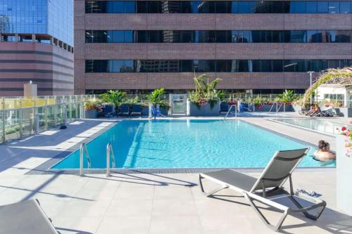 Stylish 3Bed HighRise with Pool, Spa, Rooftop Deck