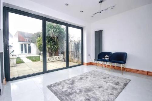 Beautiful Bright Three Bedroom House in Brighton and Hove with free parking