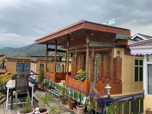 Movie land group of house boats - image 5