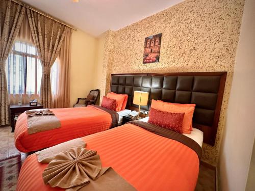 Deluxe Double or Twin Room image 10