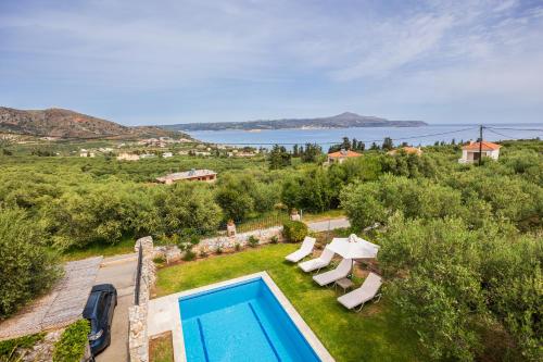 Sea view villa Manolis with private pool near the beach