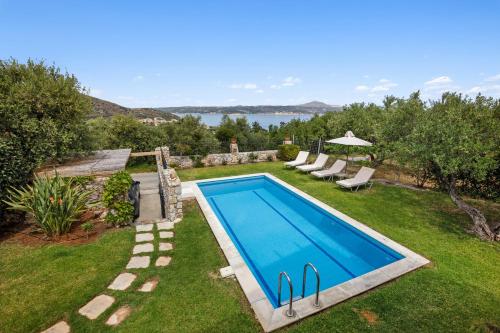 Sea view villa Manolis with private pool near the beach