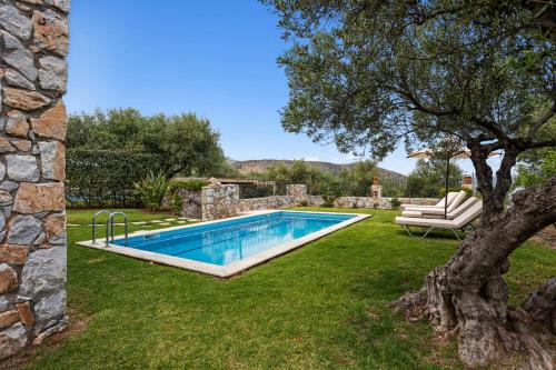 Sea view villa Manolis with private pool near the beach