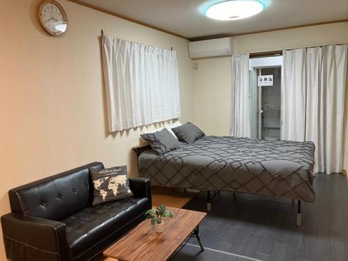 4 Bedrooms, 3 Toilets, 2 bathtubs, 2 car parking , 140 Square meter big Entire house close to Makuhari messe , Disneyland, Airports and Tokyo for 18 guests