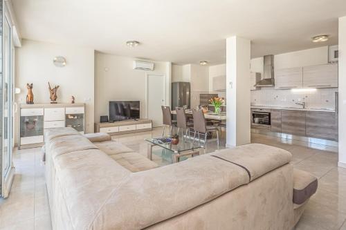AP 6+2 in one of the most luxury building in Omis, Омиш (фото 3)