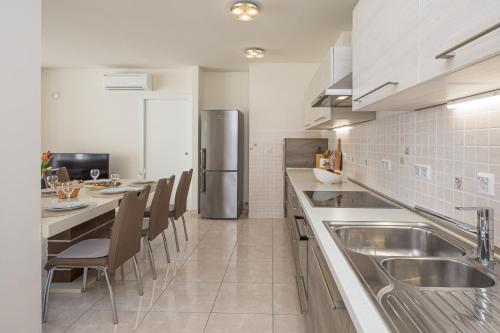 AP 6+2 in one of the most luxury building in Omis, Омиш (фото 6)
