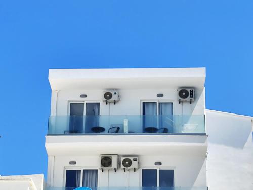 Lilian's Seaview-Party Street-Youth Studios