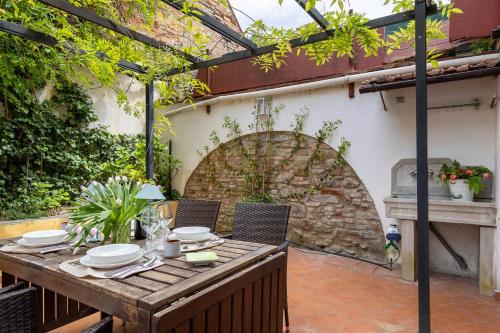 Two-Bedroom Deluxe Apartment with Garden View