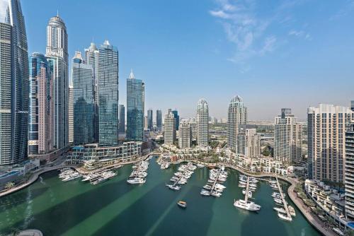 Luxury 3BR in Dubai Marina with Pool, Gym, and Beach Access, Dubái