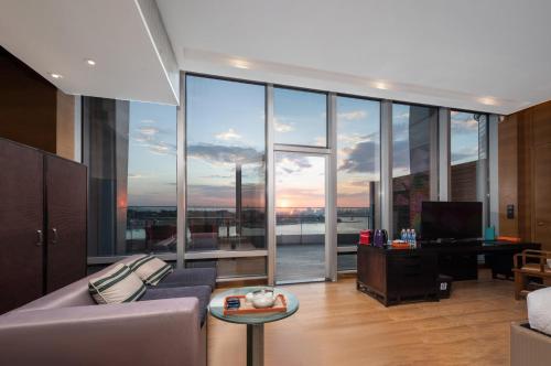 Premium King Room with Balcony and Sea View image 10