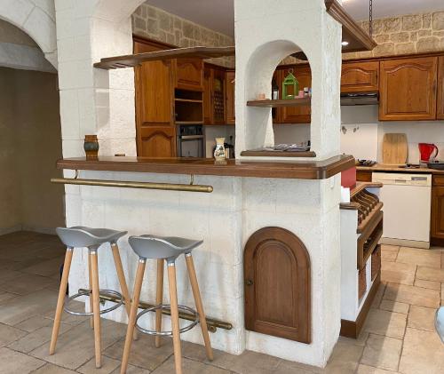 virtuve, Yaor Shiatsu Yoga - Maison avec 2 appartements, jacuzzi et accès privé à la rivière (Yaor Shiatsu Yoga - Maison avec 2 appartements, jacuzzi et acces prive a la riviere) in Ladern-sur-Lauquet