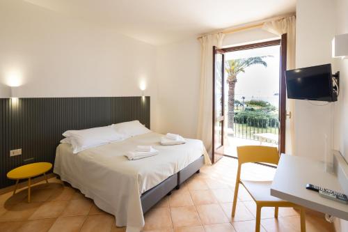One-Bedroom Apartment with Sea View image 10