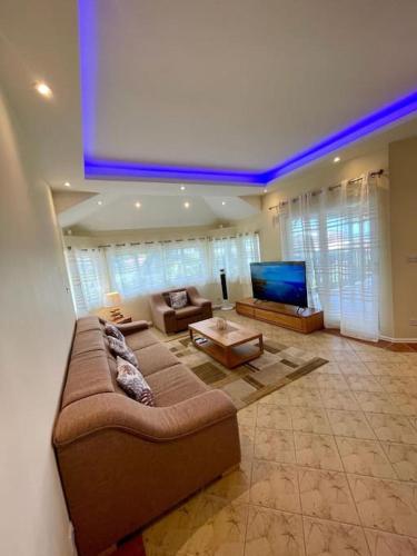 Villa Aglaia mit Pool, Garten und Palmen