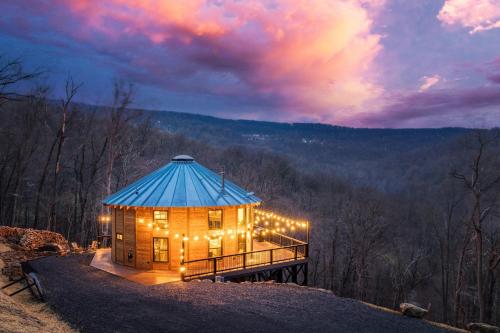 Skyline Yurt: Hot Tub~Wood Stove~WiFi~EVcharger in Front Royal, USA