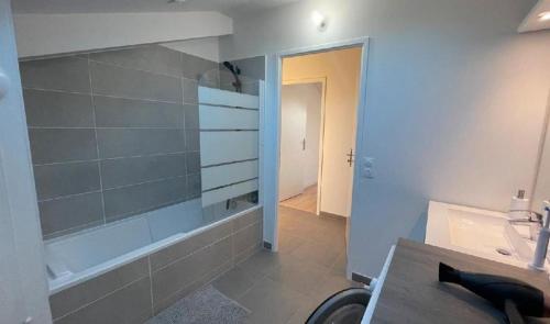 Ванна кімната, Modern apartment close to Paris in Шатільйон