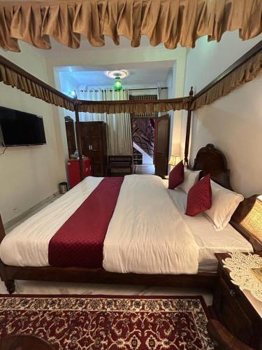 Deluxe King Room image 9