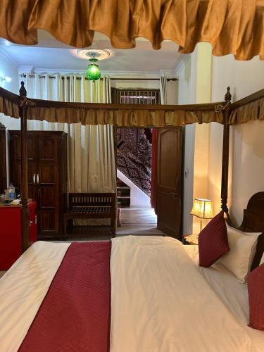 Deluxe King Room image 8