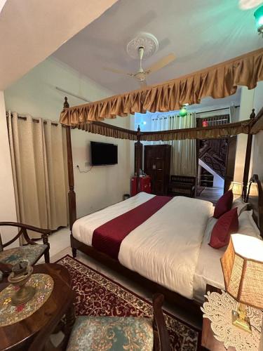 Deluxe King Room image 7