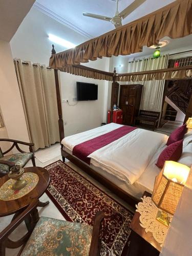 Deluxe King Room image 6