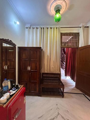 Deluxe King Room image 5