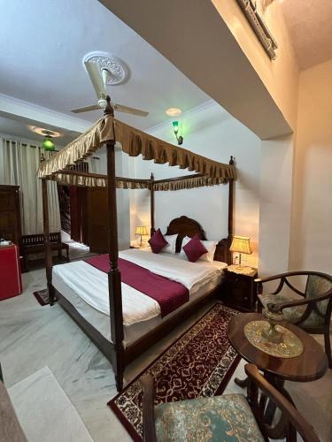 Deluxe King Room image 1
