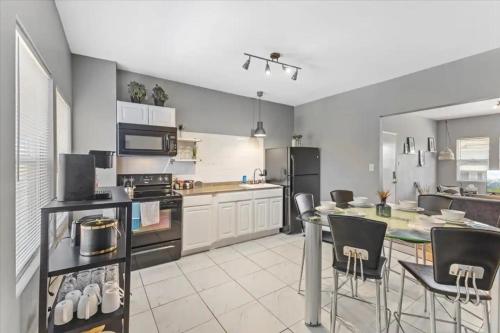 OLD LISTING 3818 Central Ave Entire near Hinkle Fieldhouse