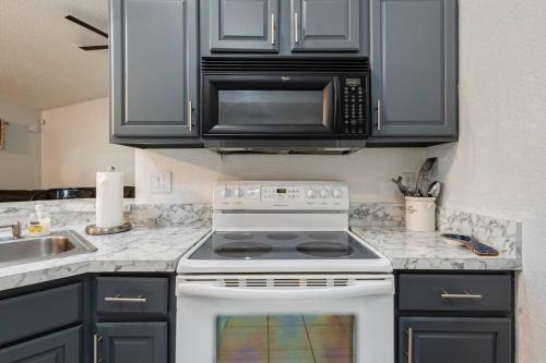 13 Mins From Disney Arcade, Private Pool, & Themed Rooms 13 Mins From Disney Arcade, Private Pool, & Themed Rooms