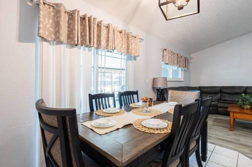 13 Mins From Disney Arcade, Private Pool, & Themed Rooms 13 Mins From Disney Arcade, Private Pool, & Themed Rooms