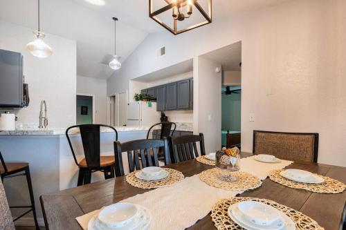 13 Mins From Disney Arcade, Private Pool, & Themed Rooms 13 Mins From Disney Arcade, Private Pool, & Themed Rooms