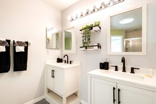 13 Mins From Disney Arcade, Private Pool, & Themed Rooms 13 Mins From Disney Arcade, Private Pool, & Themed Rooms