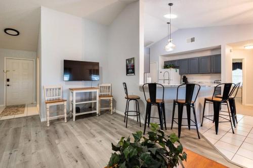 13 Mins From Disney Arcade, Private Pool, & Themed Rooms 13 Mins From Disney Arcade, Private Pool, & Themed Rooms