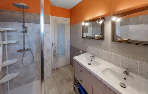 Three-Bedroom Apartment 0 in Concarneau - image 10