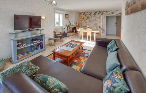 Amazing Apartment In Concarneau With Wifi