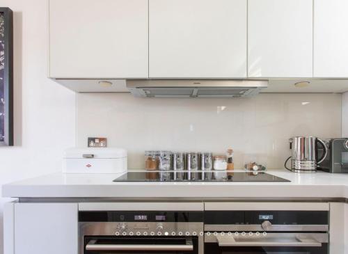 Magenta – 3 Bedroom Home by Battersea Park, London (photo 6)