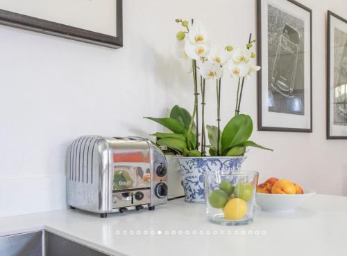 Magenta – 3 Bedroom Home by Battersea Park - image 11