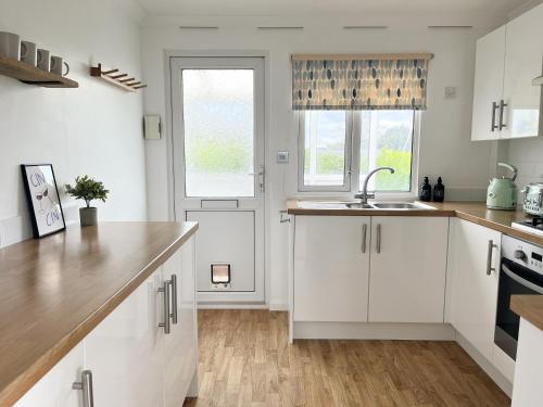 Kitchen, Hot Tub With A View - Christchurch Harbour near 1st Tee
