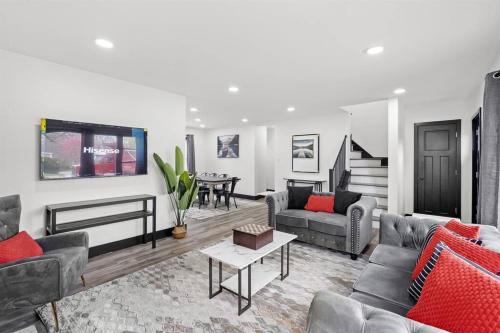 Roomy Retreat-Family & Friends 2 King Bed Game Room in เชสเตอร์ตัน (IN)