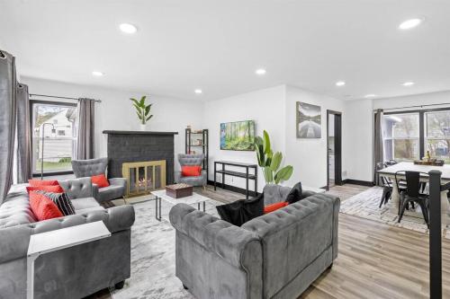 Roomy Retreat-Family & Friends 2 King Bed Game Room in เชสเตอร์ตัน (IN)