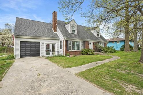 Roomy Retreat-Family & Friends 2 King Bed Game Room in เชสเตอร์ตัน (IN)