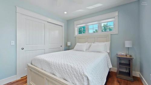 Lux Beach Home Lake Views Firepit